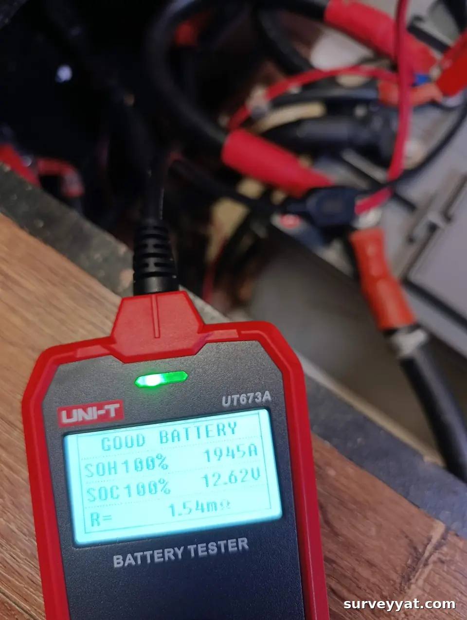 Measuring a boat battery with a UNI-T UT673A battery tester