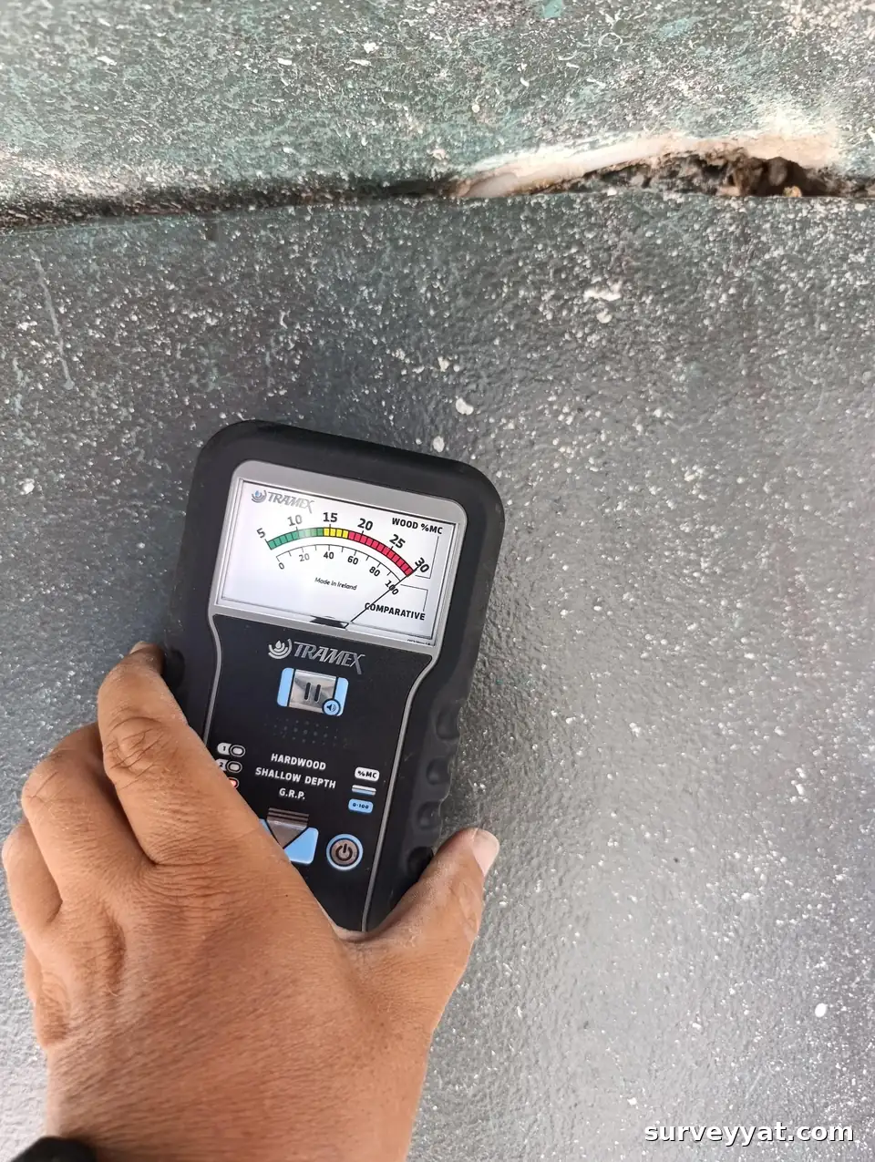 Moisture reading on a rudder blade with a Tramex Skipper Plus